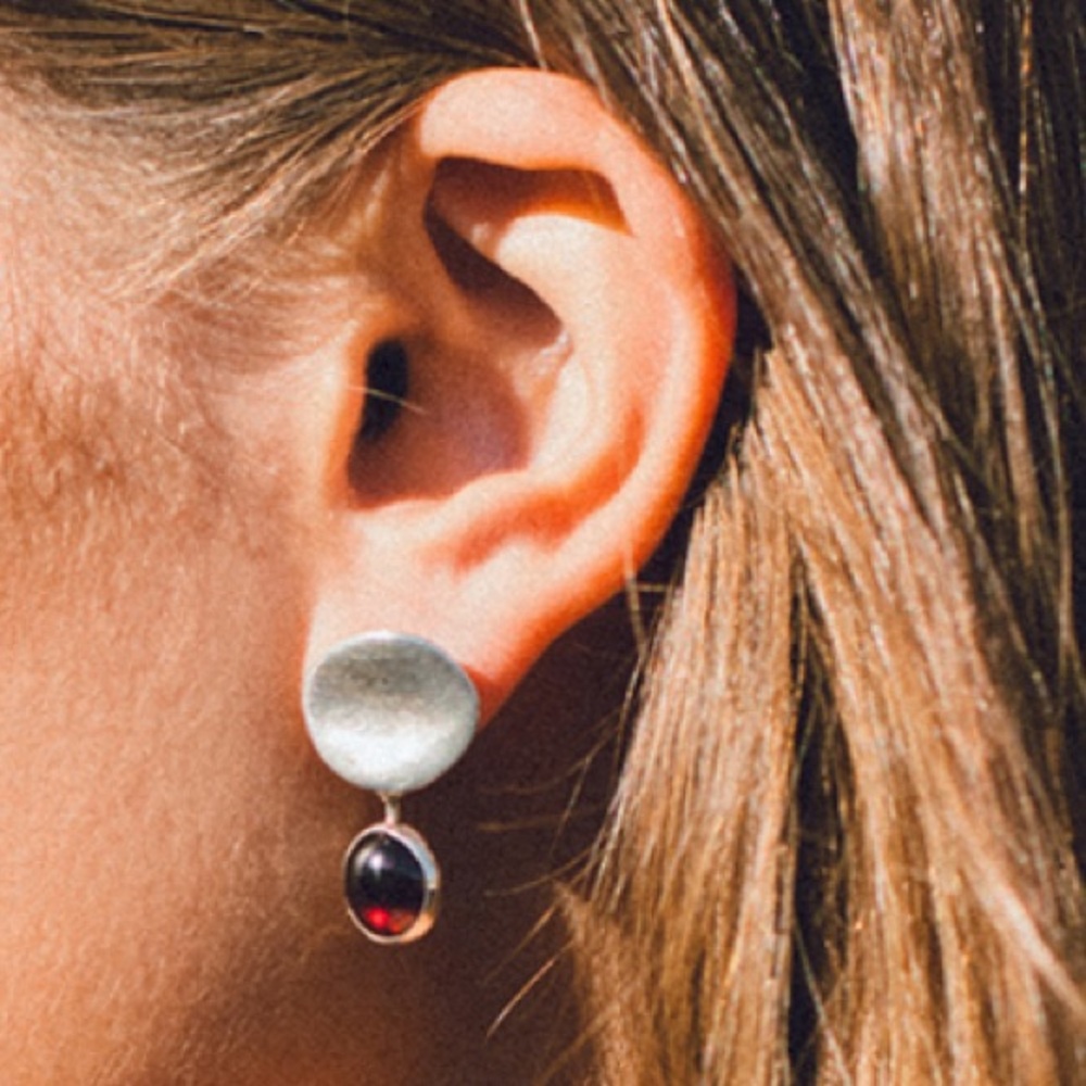 Faris Sina drops earring